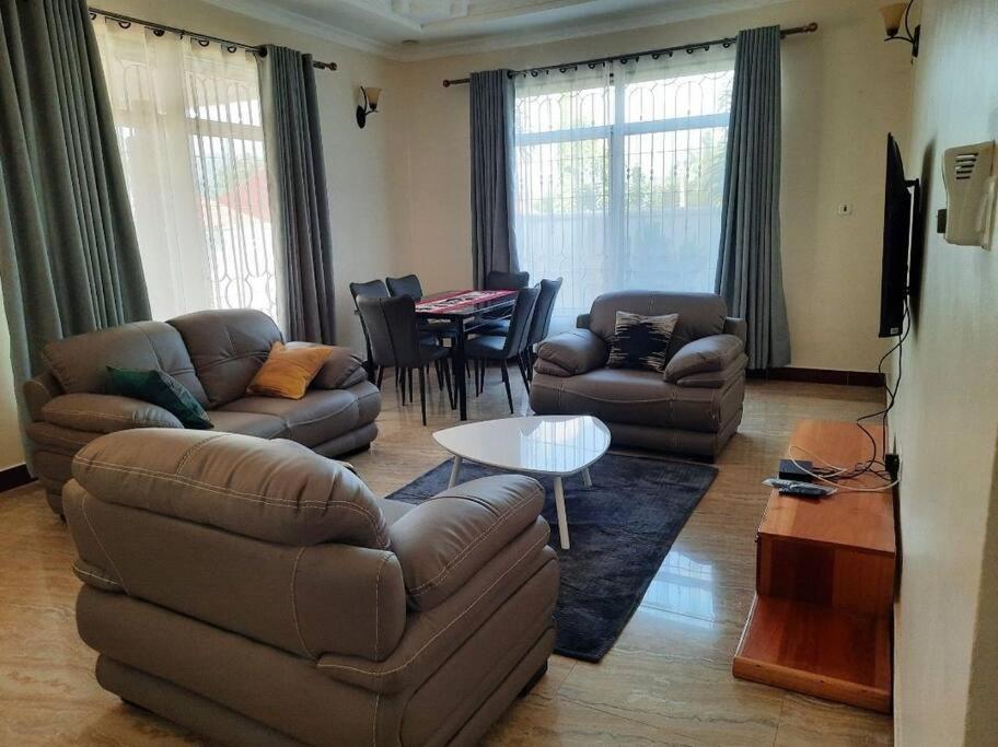 Ellyz Home Stay Moshi Exterior photo